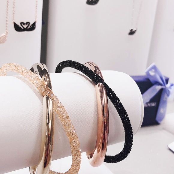 CRYSTALDUST CROSS CUFF BLACK / GOLD - Picture 2 of 5